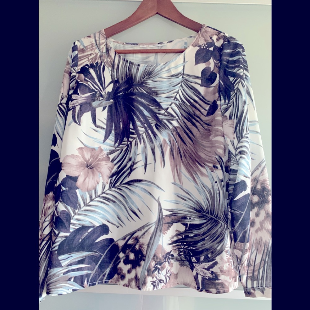 Floral print blouse. Cute open back!